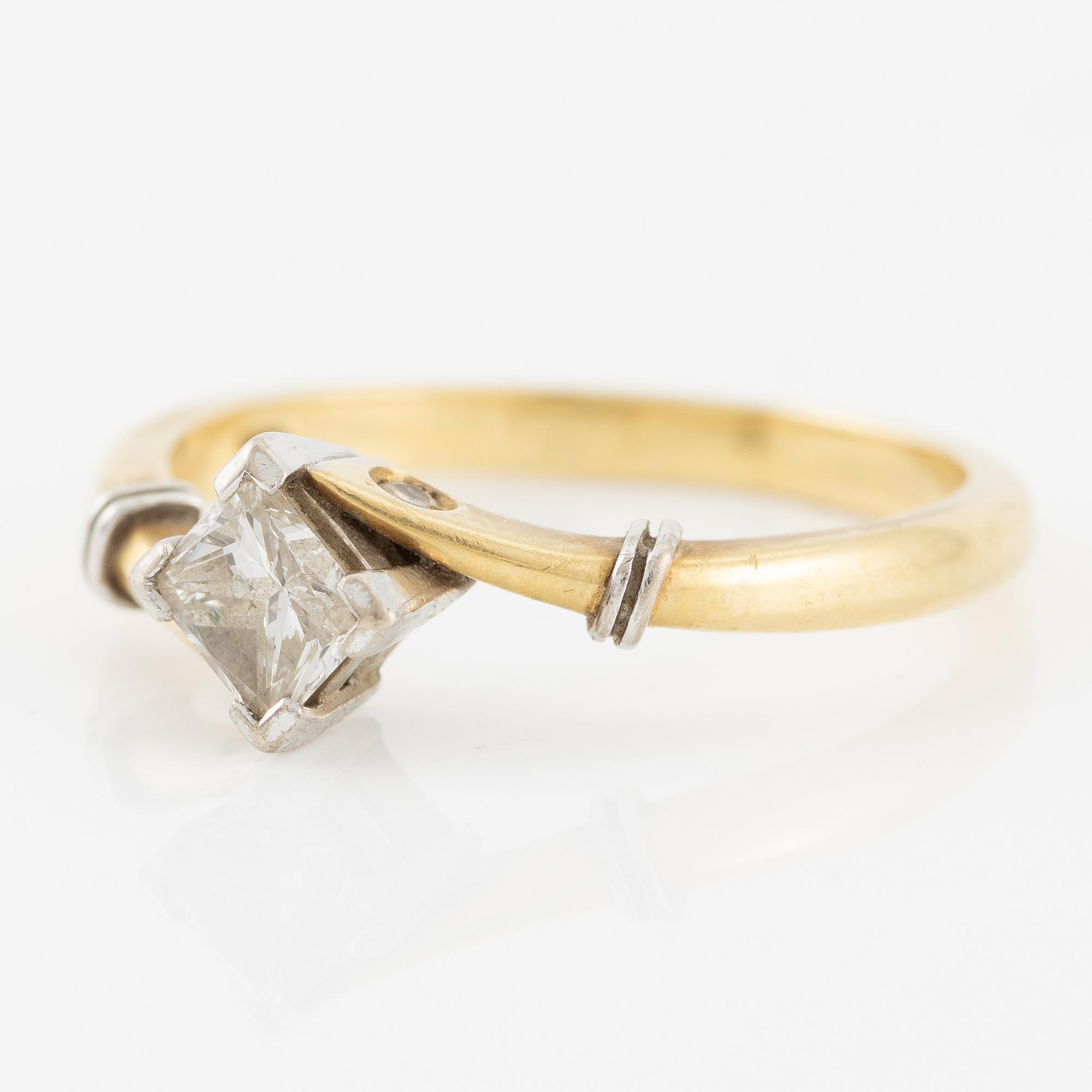 Ring 18K gold with princess-cut diamond.