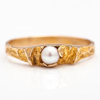 BJÖRN WECKSTRÖM, A 14K gild ring "Small word" with a cultured pearl. Lapponia 1971.