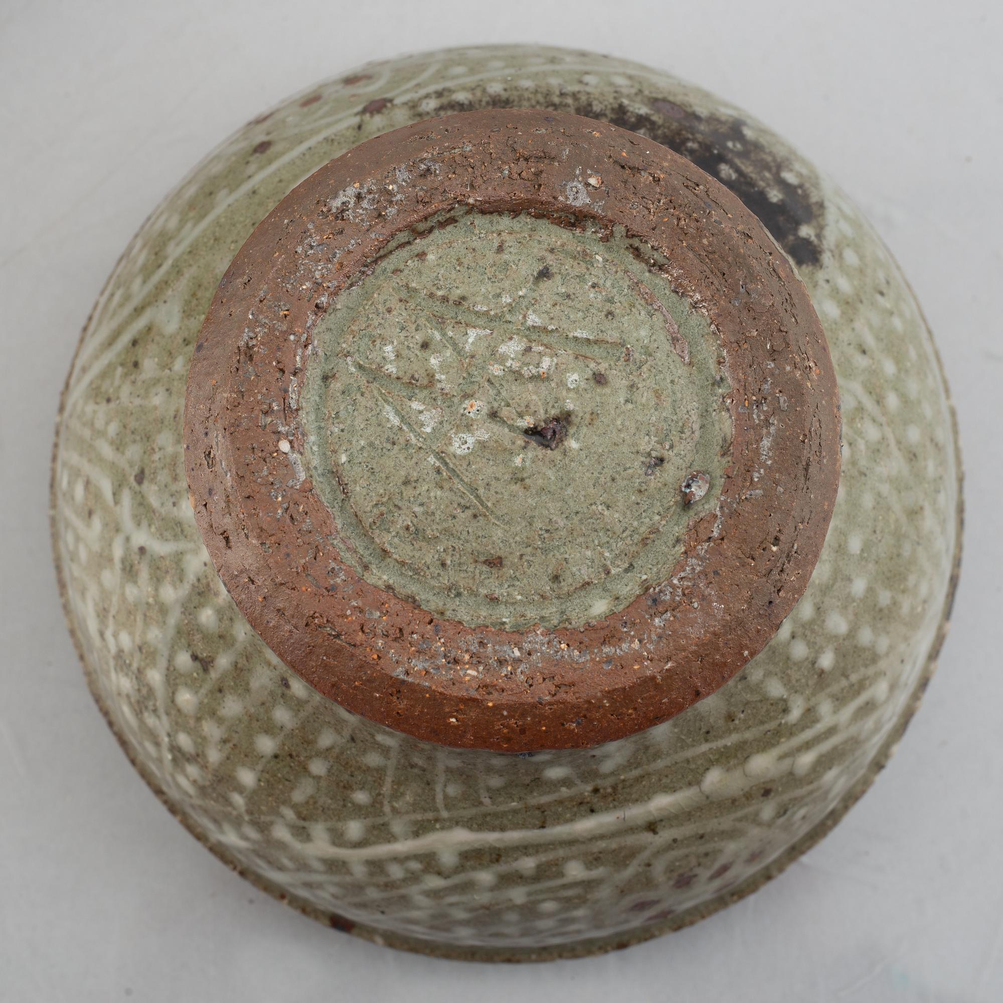 Astrid Anderberg, skål med lock, i form av höna, stengods, egen ateljé, Bornholm, Danmark.