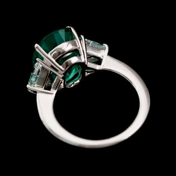 RING, 18 k vitguld, 2 triangelslipade diamanter tot 1.06 ct, smaragd 7.22 ct.