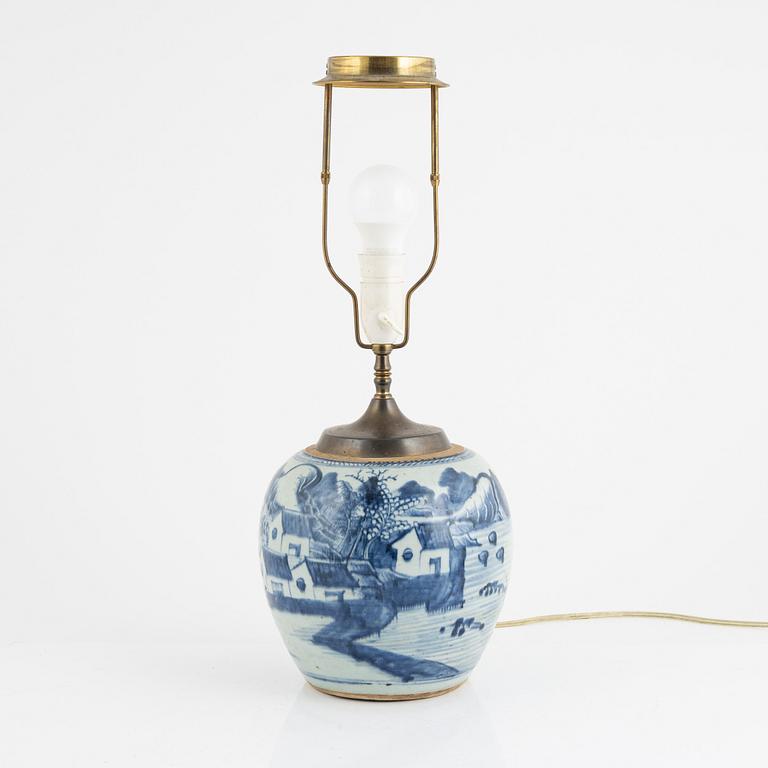 A blue and white porcelain ginger jar/table lamp, China, Qingdynasty, 19th century.