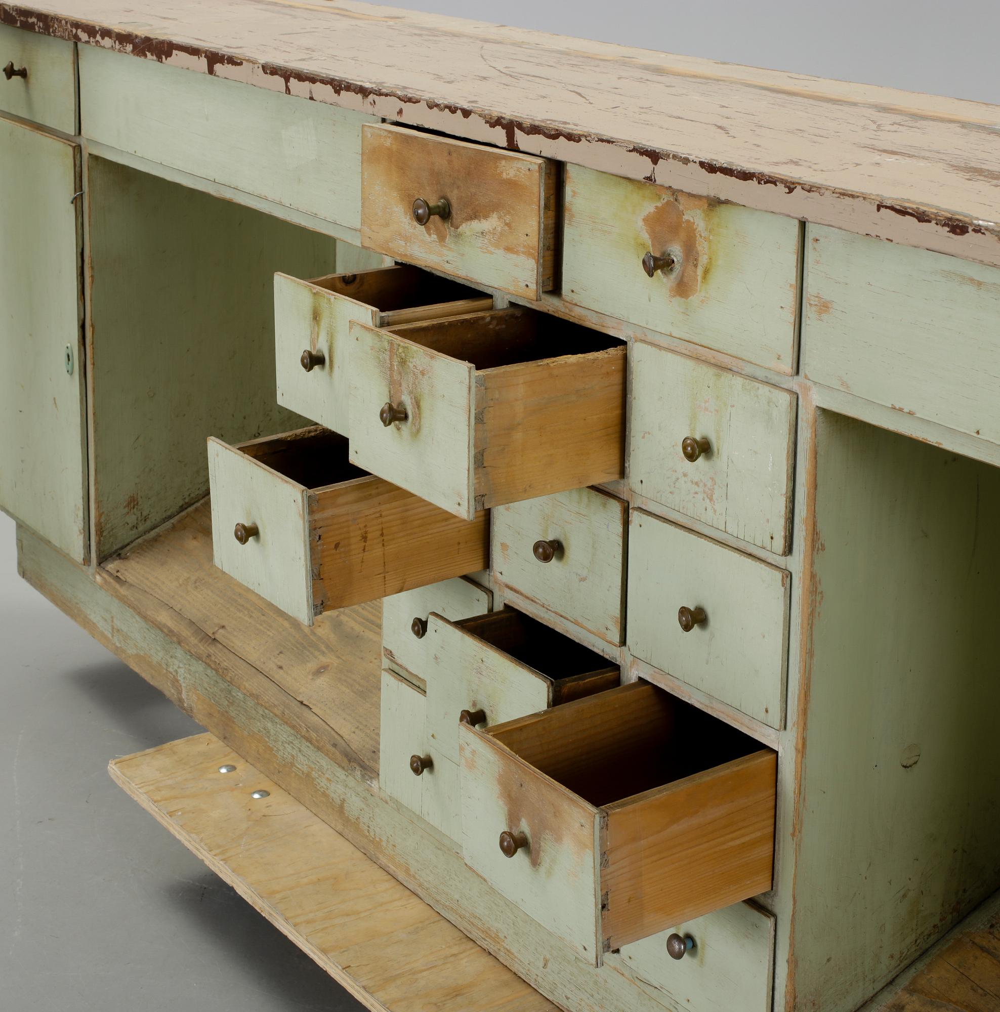 FRISÖRBÄNK / SIDEBOARD, 1900-talets första hälft.