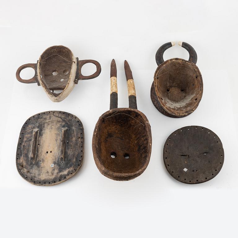 Masker, 5 st, enligt uppgift b.la från Babole, Burkina Faso, Boe, Kongo, Bateke, Kongo m.m, 1900-talets andra hälft.