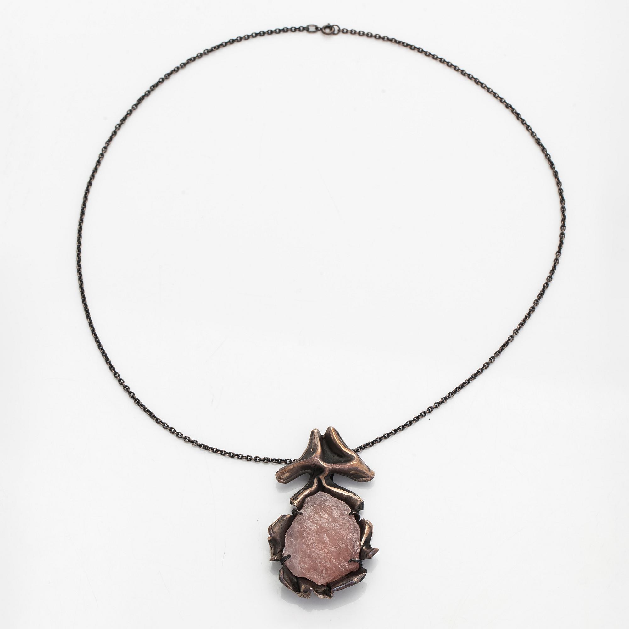 Reino Saastamoinen, hänge, rosenkvarts, silver,  Helsingfors 1972.