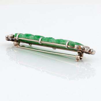 BROSCH med snidad jade och åttkantslipade diamanter.