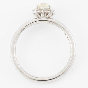 Ring 18K vitguld med briljantslipade diamanter.