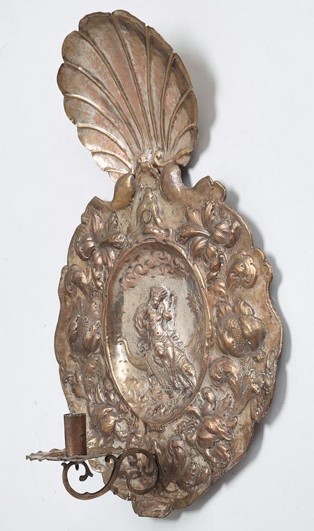 LJUSPLÅTAR, för ett ljus, ett par, barock, 1600-talets senare del, Sverige eller Tyskland/Nederländerna.