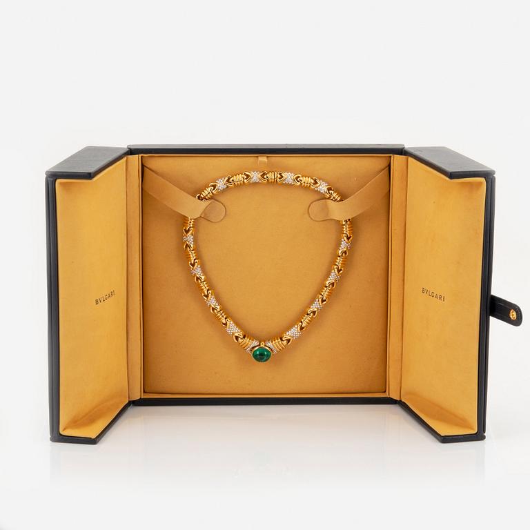 Bulgari collier med en cabochonslipad smaragd 12.51 ct enligt gravyr samt runda briljantslipade diamanter.