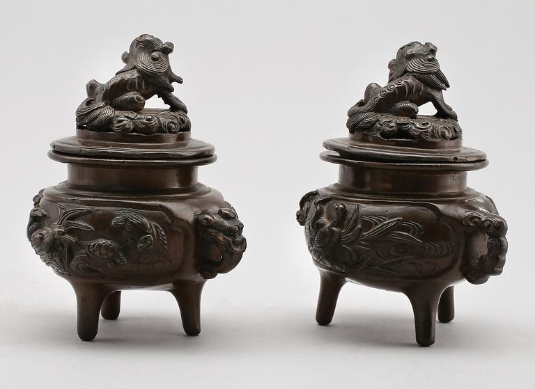 RÖKELSEURNOR, 1 par, brons, Kina, 1900-tal.