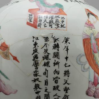 LYKTOR, ett par, porslin, Kina, 1900-tal.