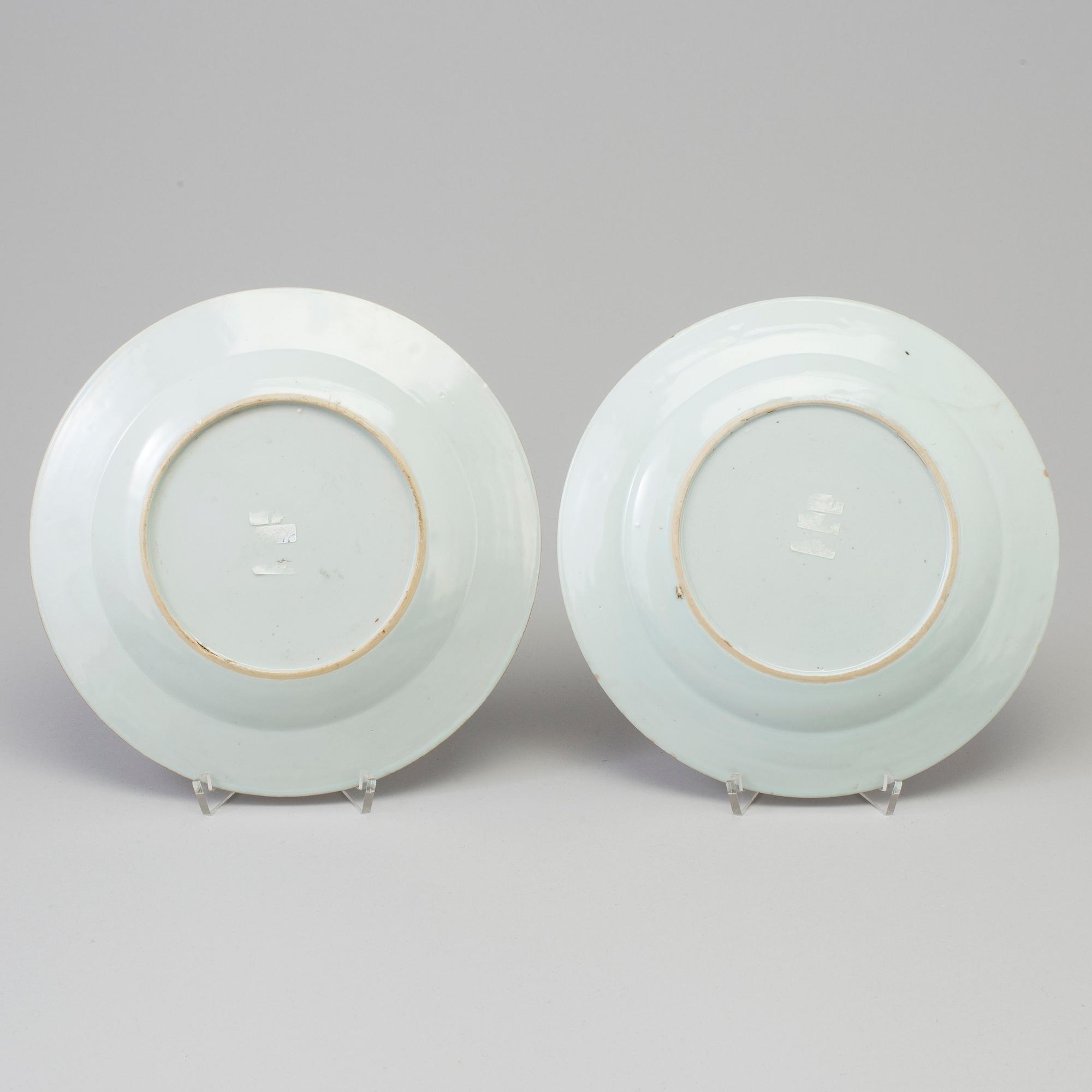 TALLRIKAR, ett par, kompaniporslin. Qingdynastin, Qianlong (1736-95).