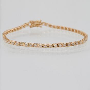 ARMBAND, 18K guld med briljantslipade diamanter tot ca 0.77 ct. Vikt ca 4,65 g.