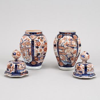 A pair of Japanse imari jars with covers, Meiji period (1868-1912).