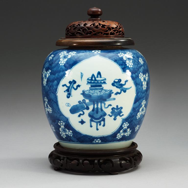 KRUKA, porslin. Qing dynastin, Kangxi (1662-1722).