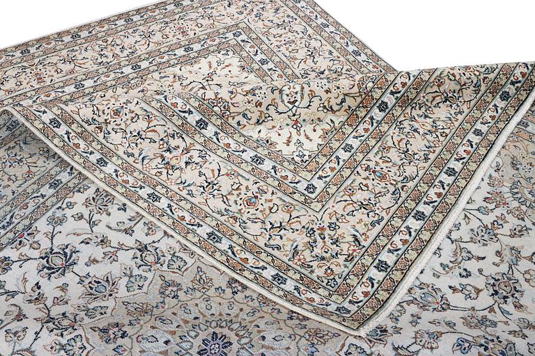 A Kashan carpet, c. 345 x 240 cm.