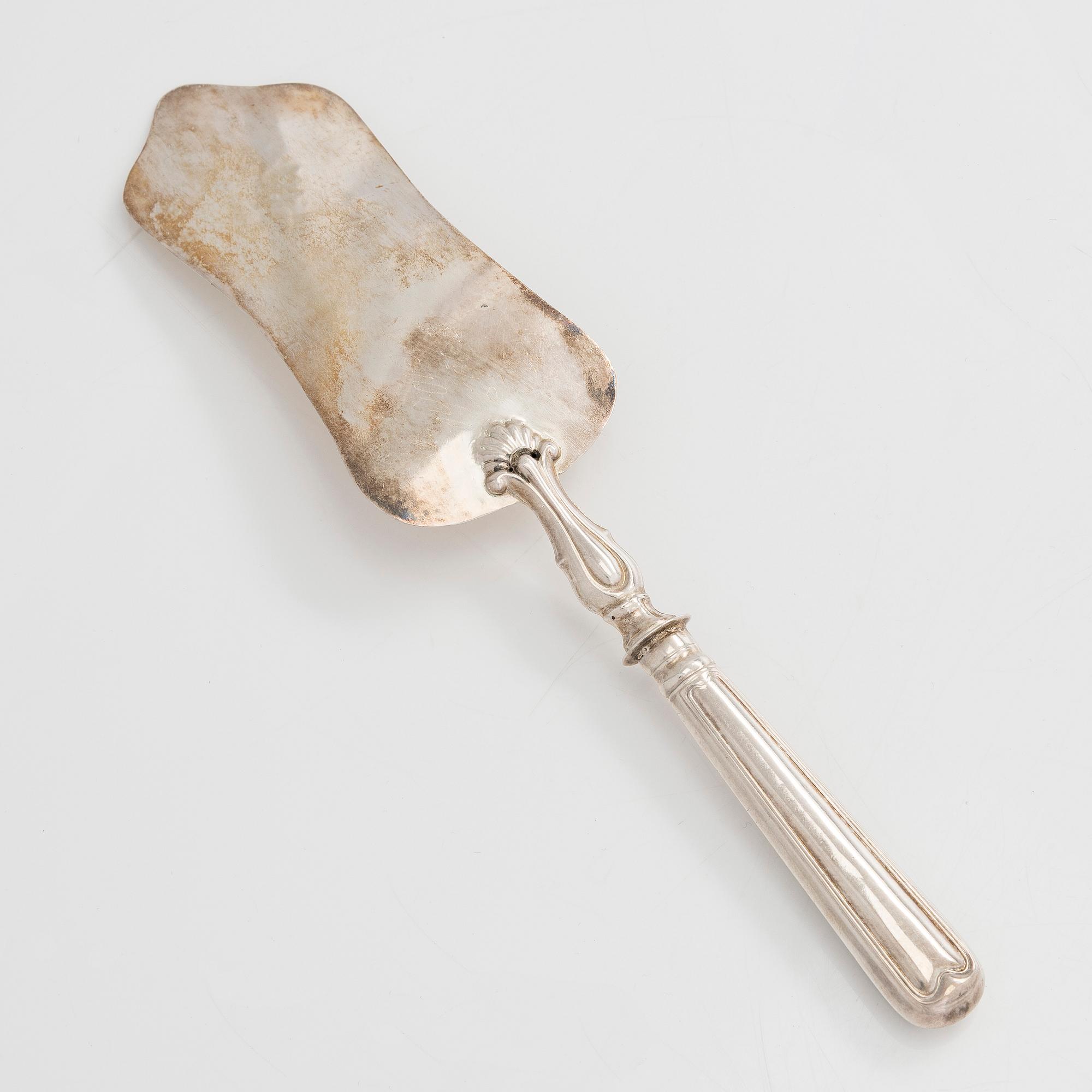 A silver cake server, and a silver platter, silver, J. E. Fagerroos, Helsinki 1874 and Kultakeskus, Hämeenlinna 1956.