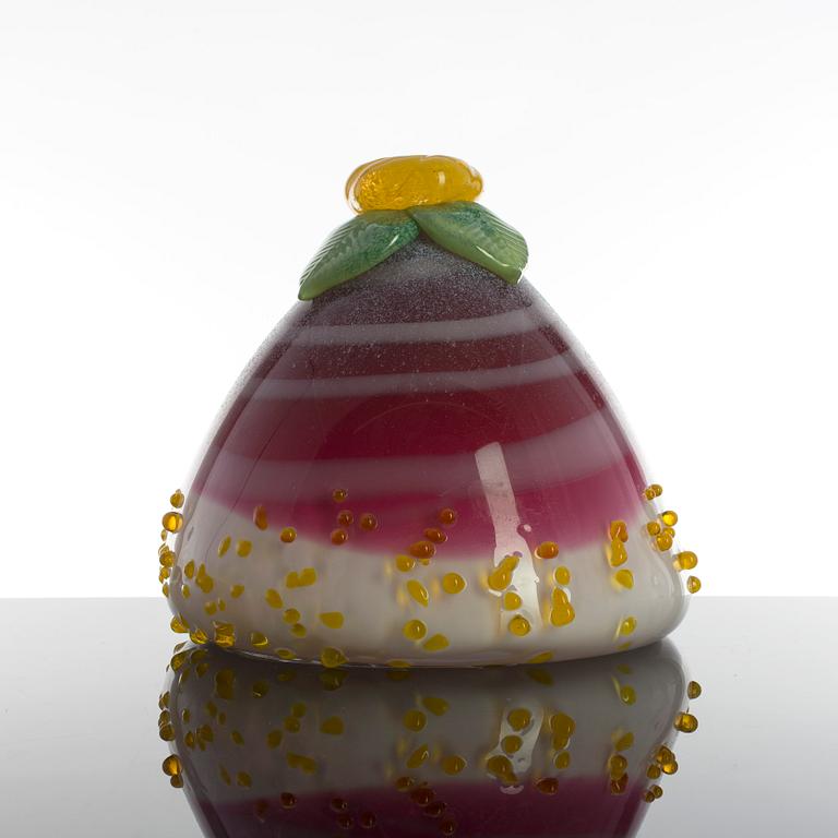 ANNA ÖRNBERG, skulptur, 2 delar, glas, Studioglas Strömbergshyttan, sign Anna Örnberg o märkta UNIK. Tårta daterad 2005.