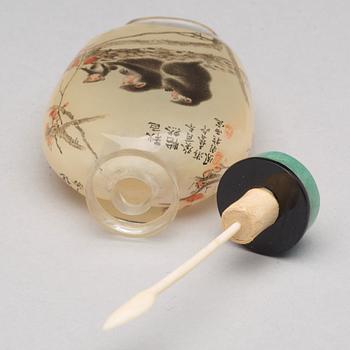 A chinese snuff bottle, 20th Century.