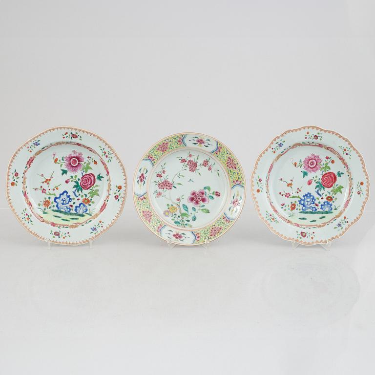 A set of three Chinese export porcelain plates, Qing dynasty, Qianlong (1736-95).