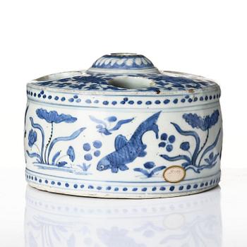 A blue and white brushpot/ink-stick stand, Ming dynasty, 16th/17th century.