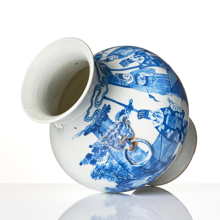 A blue and white vase, Qing dynasty, 19th Century.