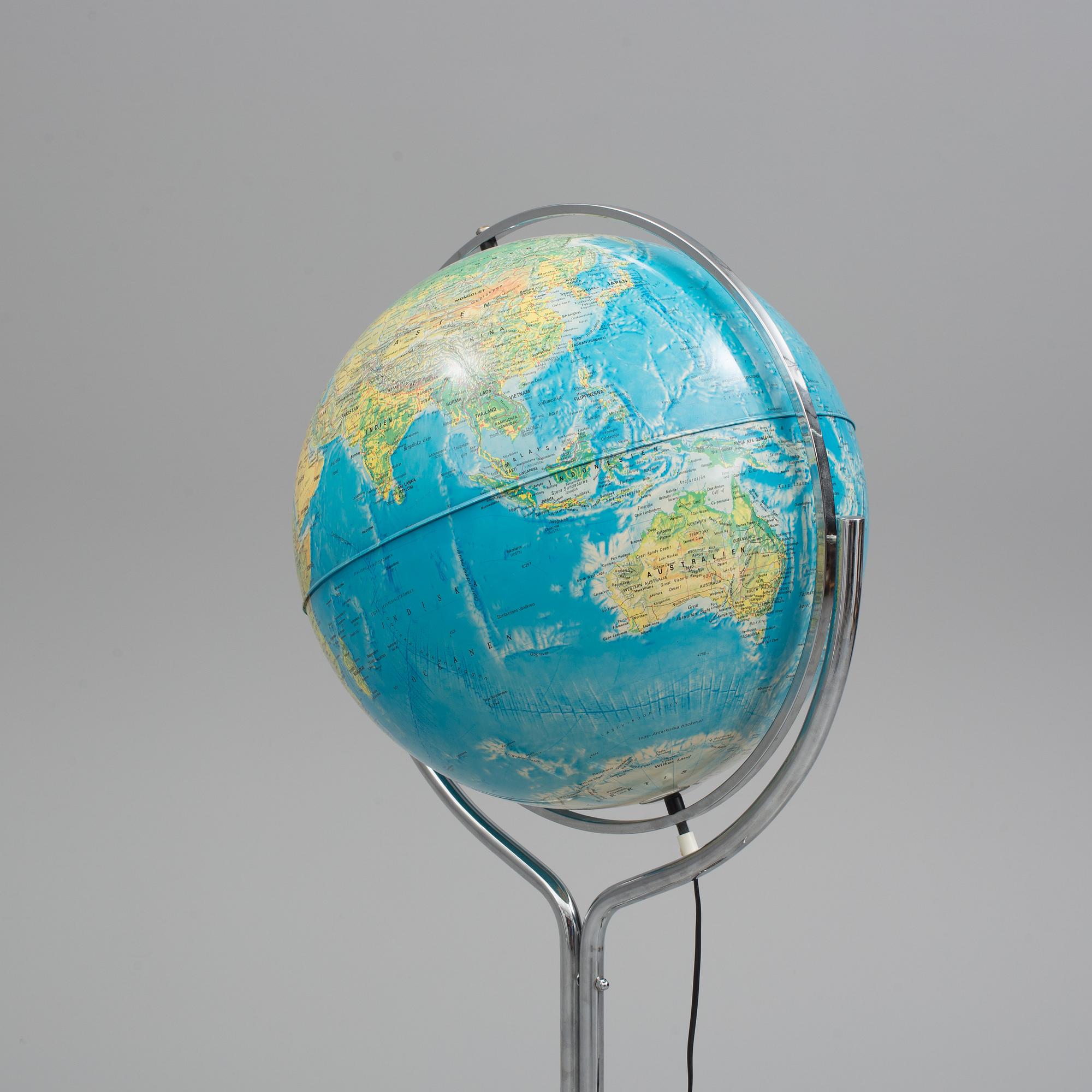 A 'Esselte Kartor AB' floor lamp, in the shape of a globe, 1980s.