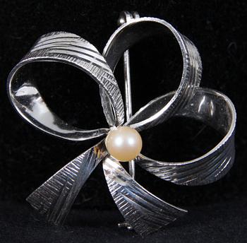 BROSCHER, 2 st samt HÄNGE, silver, bl a Wedgwood, 1900-tal.