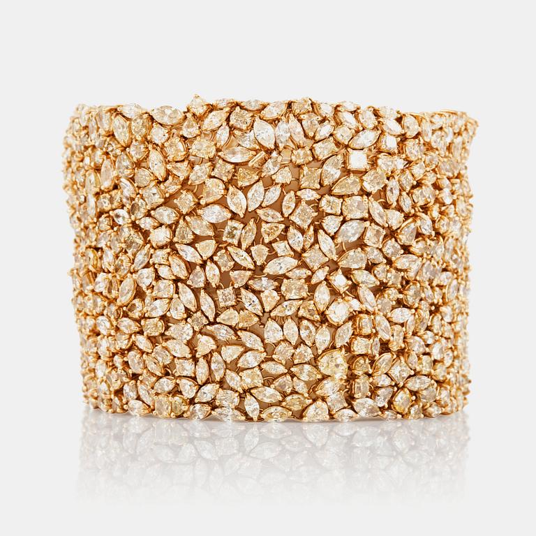 ARMBAND med fancy gula diamanter totalt ca 98.00 ct.