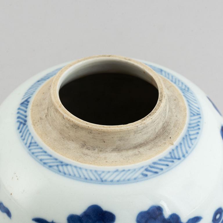 A blue and white jar, Qing dynasty, Kangxi (1662-1722).