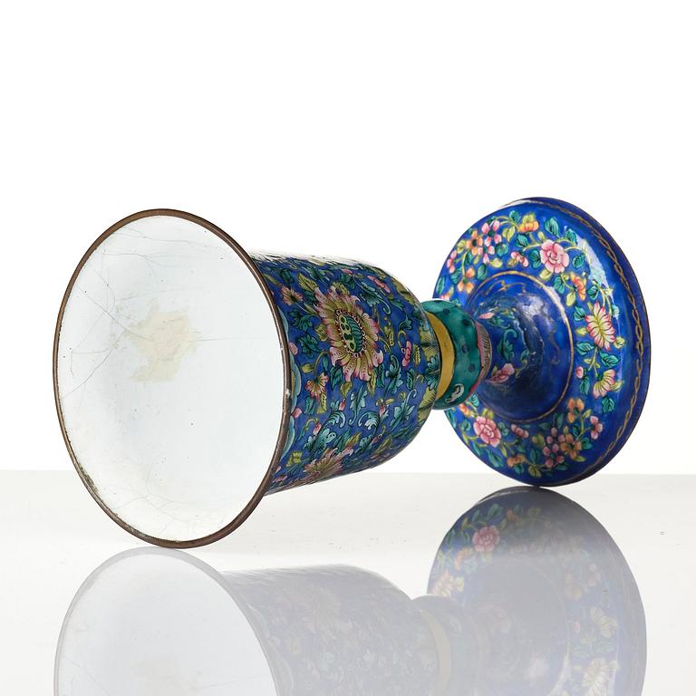 Bägare samt kopp med fat, emalj på koppar. Qingdynastin, 1700/1800-tal.