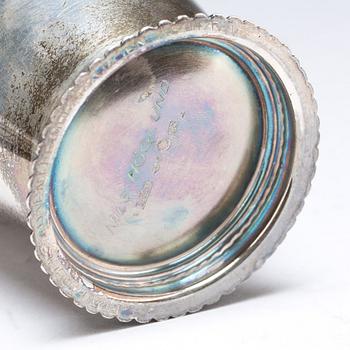 TALLRIKAR, ett par, och BÄGARE, silver.