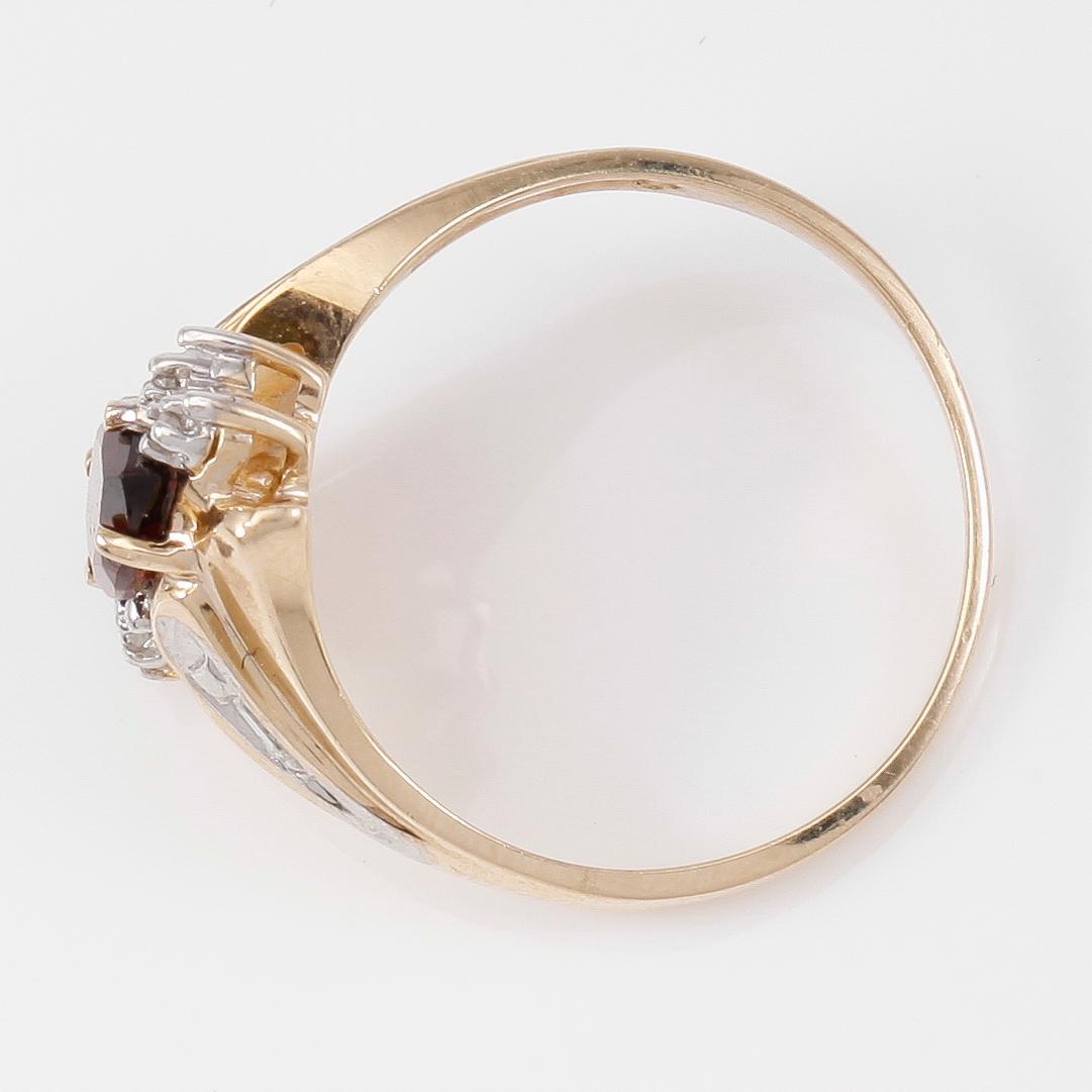 RING, 10K guld, granat och mindre diamanter.