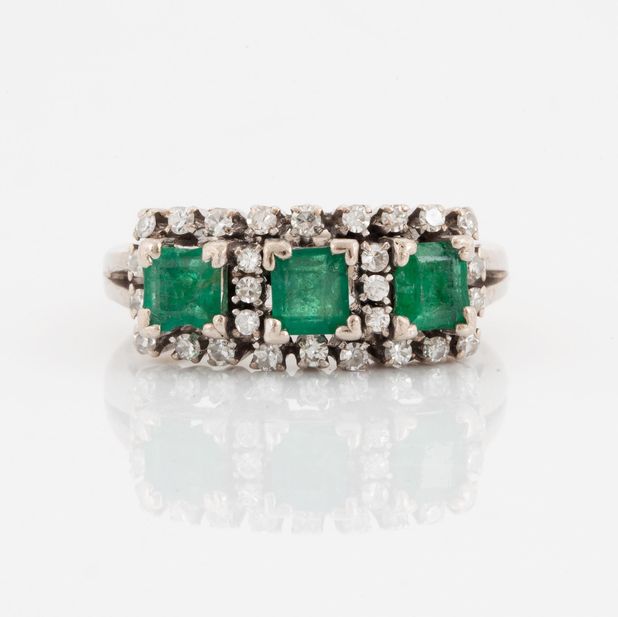 Ring, vitguld med smaragder och åttkantslipade diamanter.