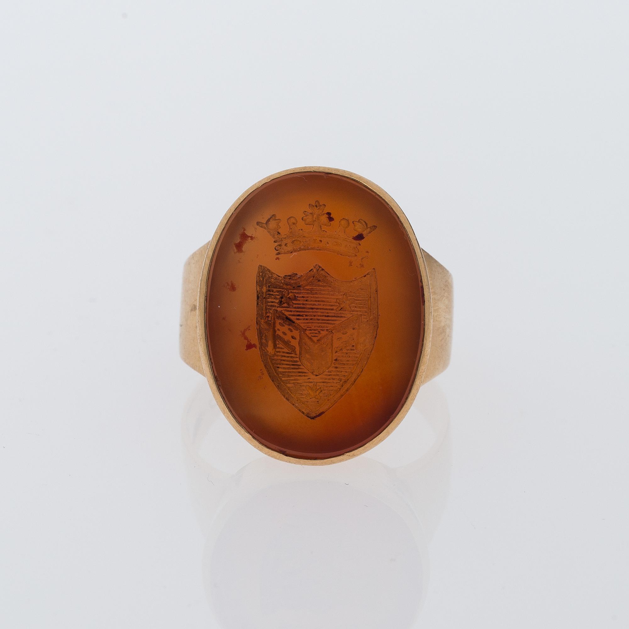 VAPENRING, guld 18K och karneol. Auran Kultaseppä, Åbo 1931.