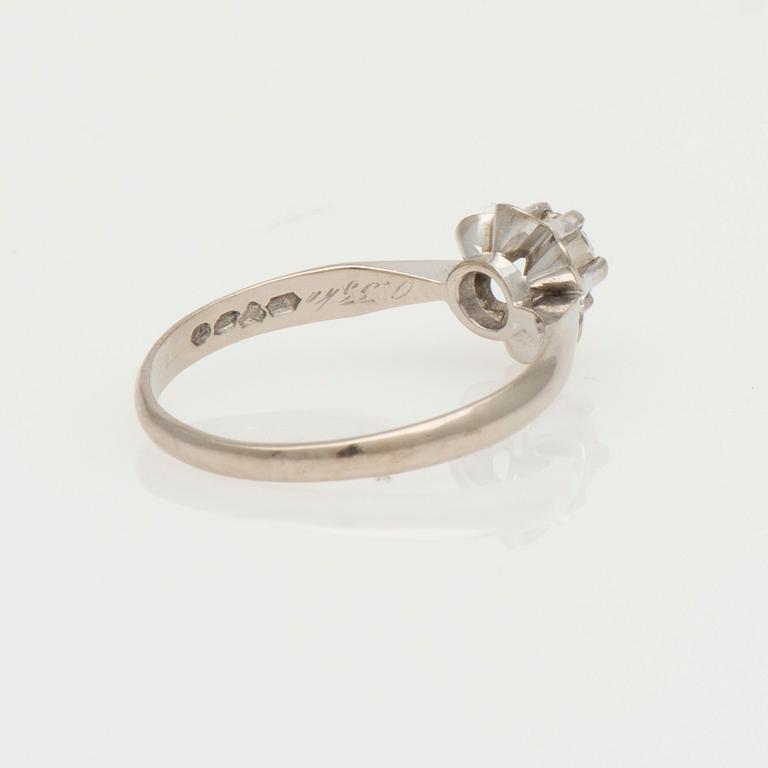 RING, briljantslipad diamant, 18K vitguld. Kultakeskus 1981.