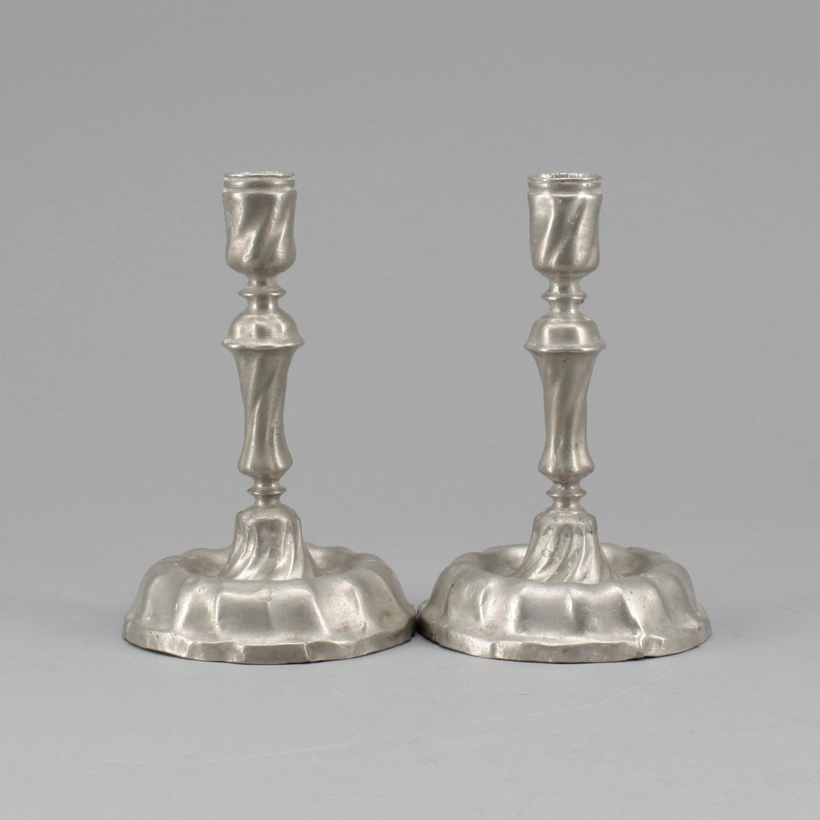 LJUSSTAKAR, ett par, tenn, otydliga stämplar, Rokoko, 1700-tal.