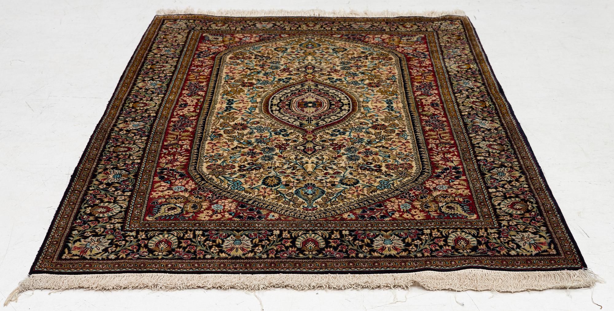 A silk Gohm rug. a 166 x 105 cm.
