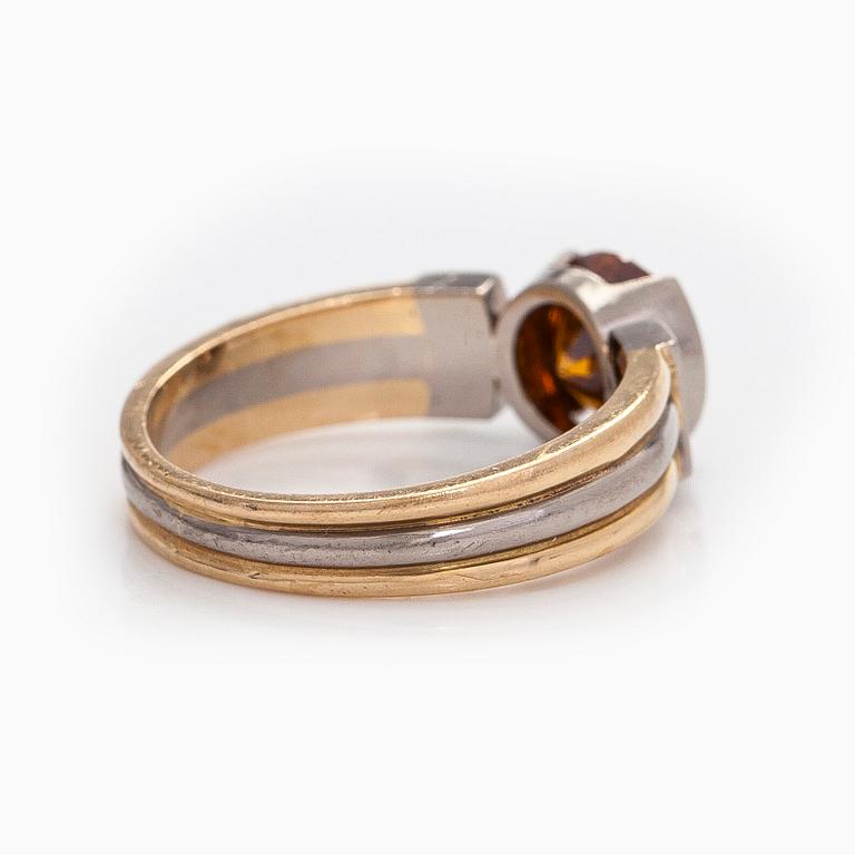 Ring, briljantslipad, orange-brun diamant ca 1,30 ct, 18K guld och vitguld.  H. Tuomaala, 2003.