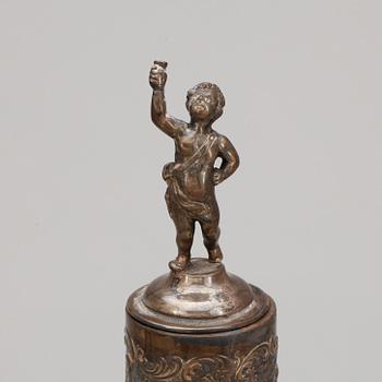 KARAFFER, ett par, låghaltigt silver och glas, Tyskland, omkring 1900.