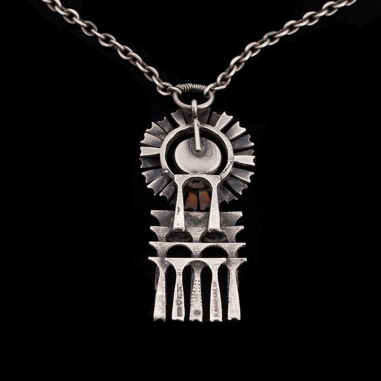 HALSSMYCKE, 916 silver, cabochonslipad spektrolit, Pentti Sarpaneva, Kalevala Koru. 1970-tal.