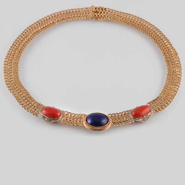 COLLIER, 18K guld, med cabochonslipad korall och lapis lazuli samt åttkantslipade diamanter. Vikt 76,9 gram.