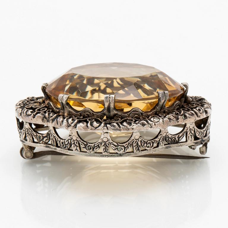 Brosch silver 800 och citrin, troligen England, omkring 1900.