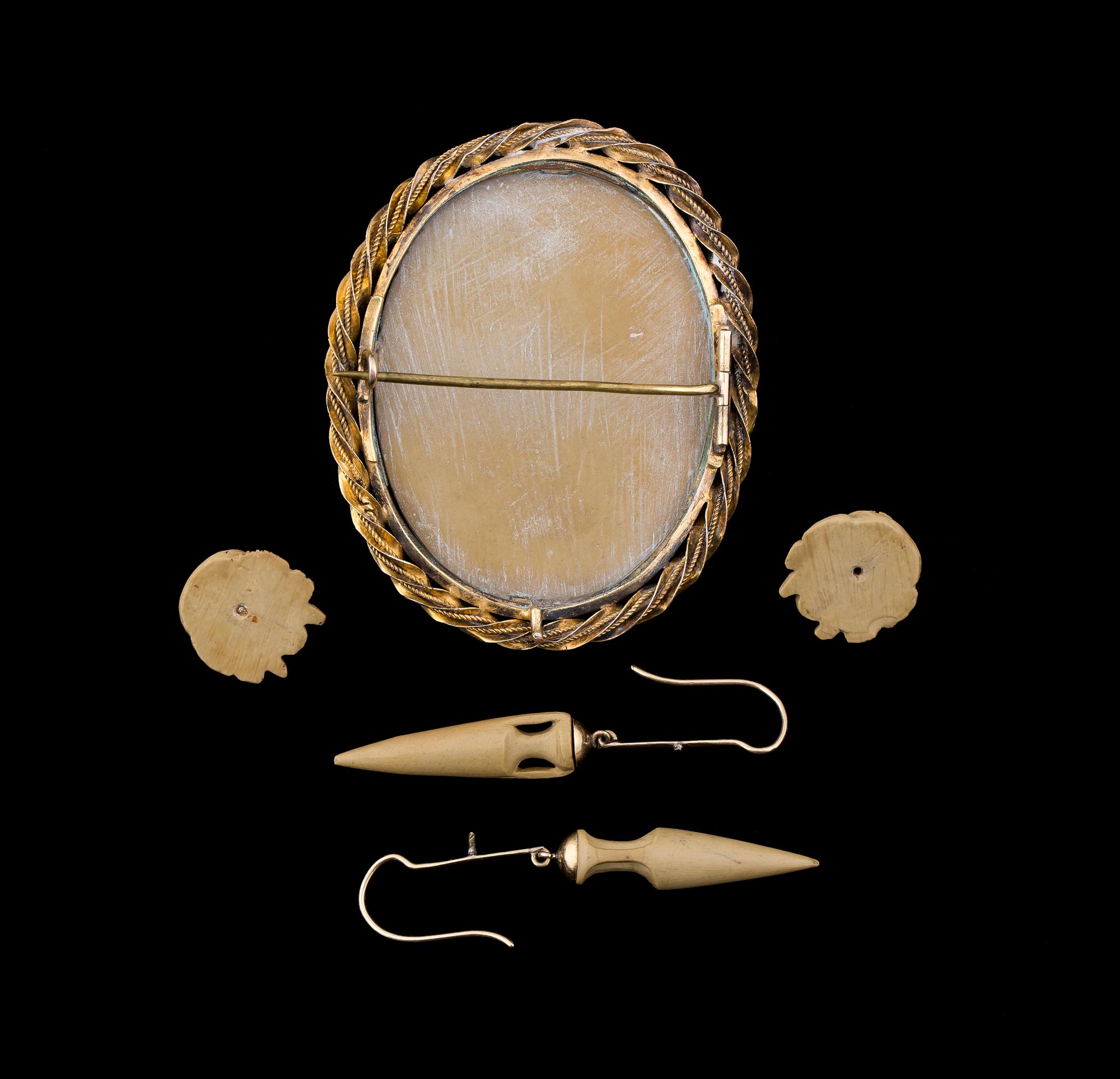 BROSCH samt ÖRHÄNGEN, lavasten och 14 k guld, 1800-tal, Italien.