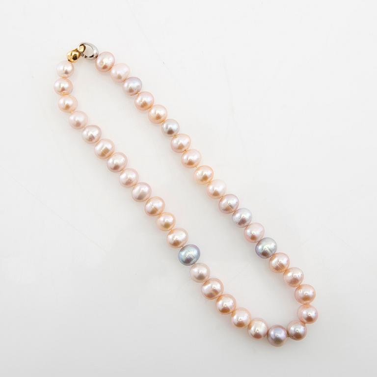 Necklace of cultured freshwater pearls with a clasp in 18K red and white gold from Georg Jensen & Wendel.