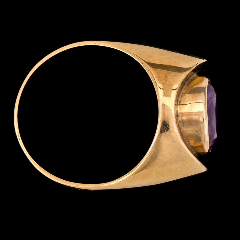 RING, oval cut amthyst.