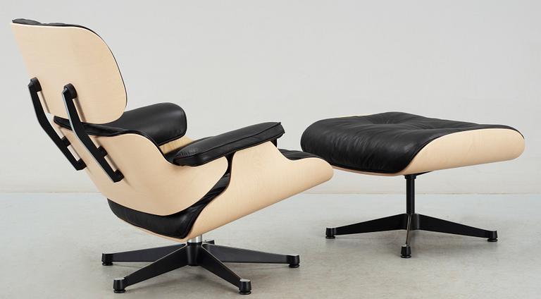 FÅTÖLJ MED OTTOMAN, Charles & Ray Eames, Lounge Chair, modellen formgiven 1956.