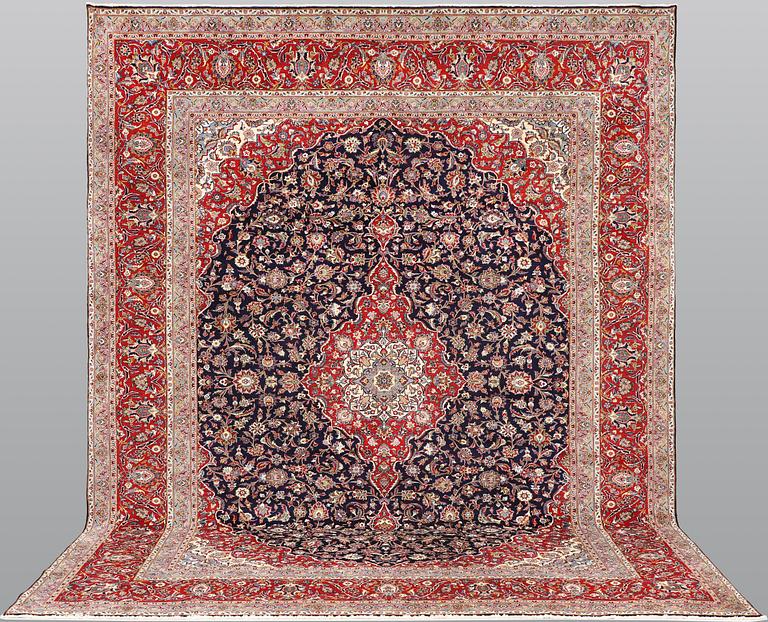 A Keshan carpet, approx. 397 x 307 cm.