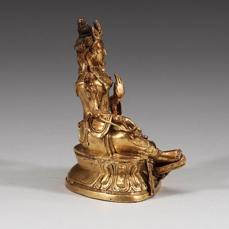 GRÖN TARA, förgylld brons. Sittande på dubbel lotustron, Sinotibetansk, 1700-tal.