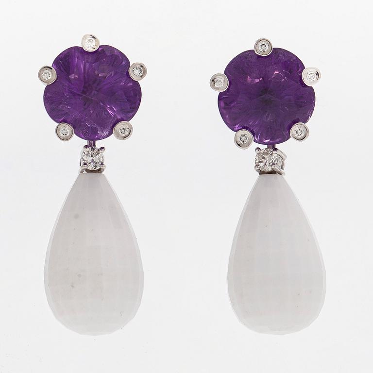 A pair of 18K white gold earrings with amethysts, agates, and brilliant-cut diamonds.