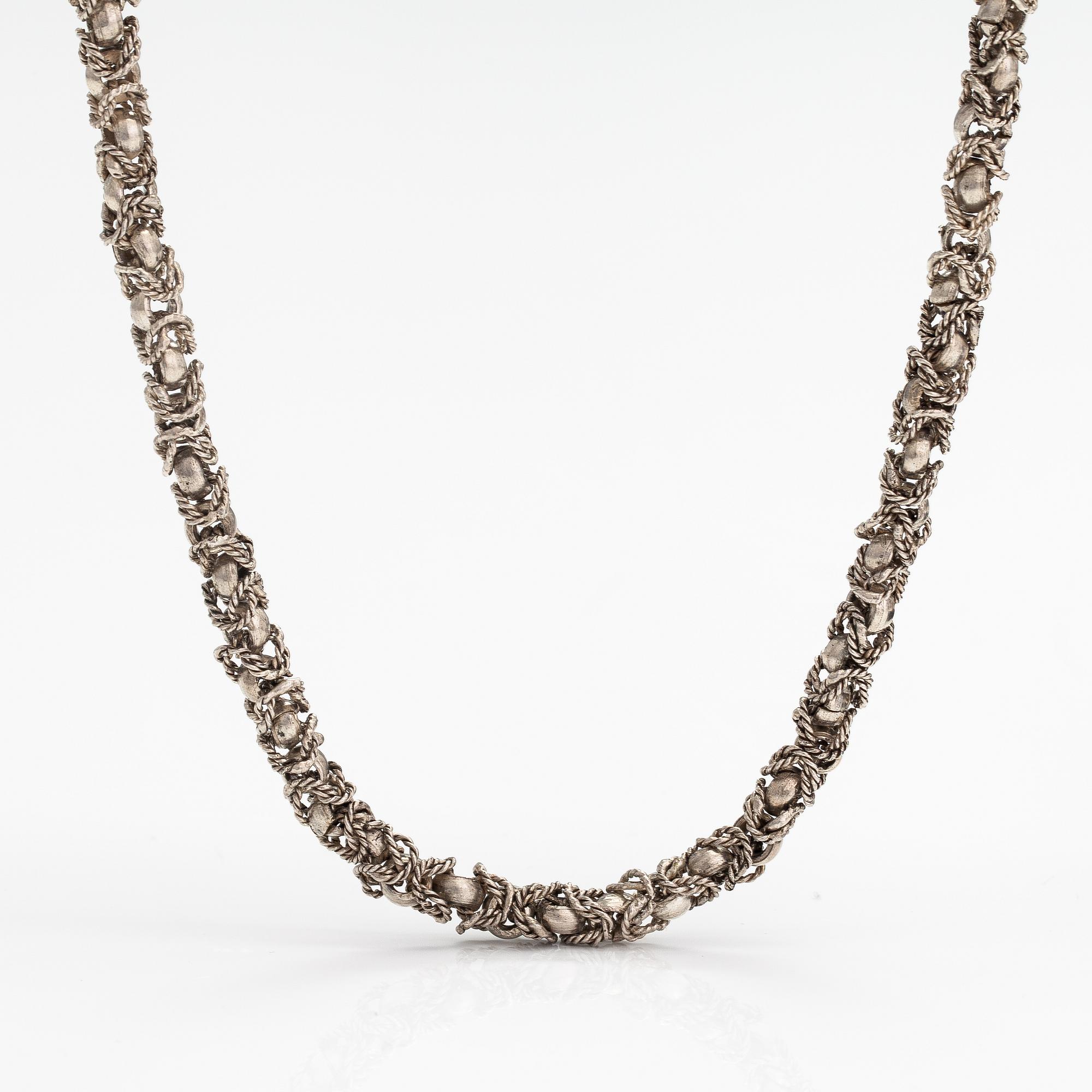 A silver collier.